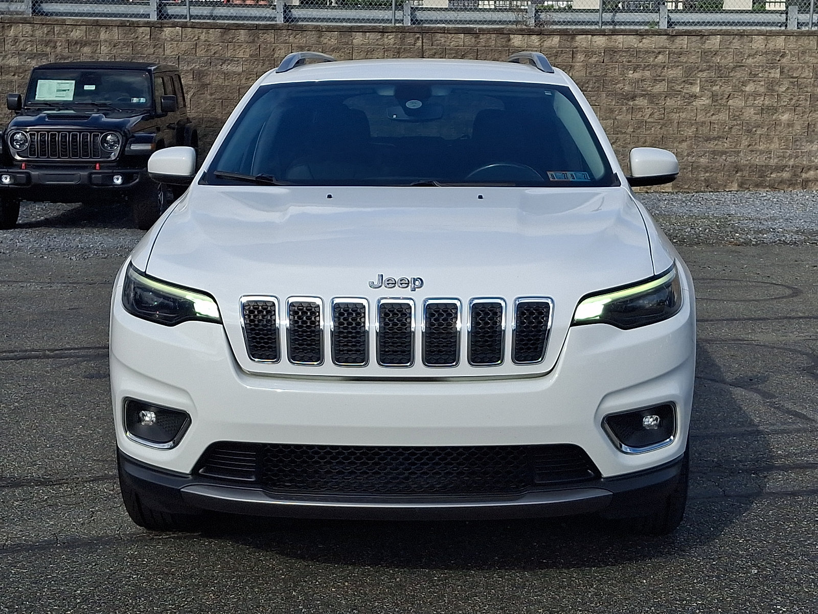 Used 2019 Jeep Cherokee Limited AWD/4WD image 2
