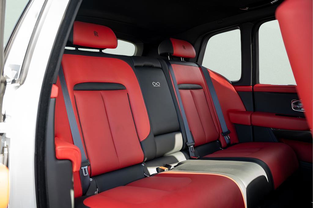 Used 2022 Rolls-Royce Cullinan Black Badge image 38