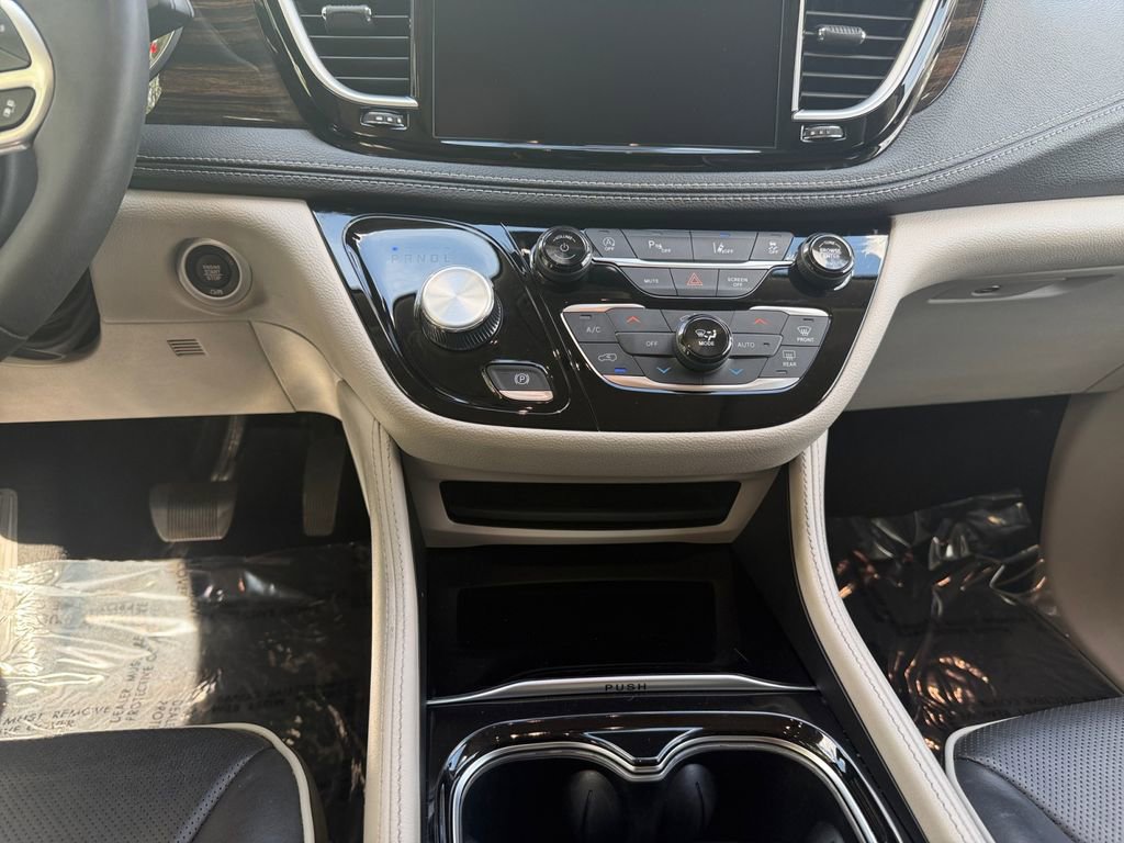Used 2023 Chrysler Pacifica Limited image 11