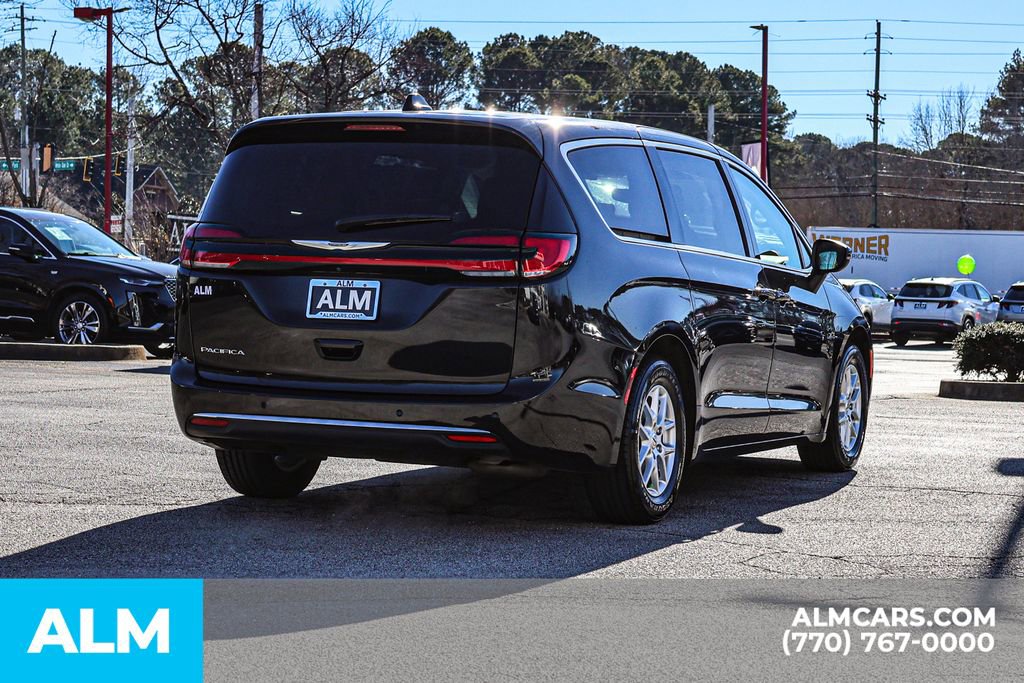 Used 2023 Chrysler Pacifica Touring-L image 6