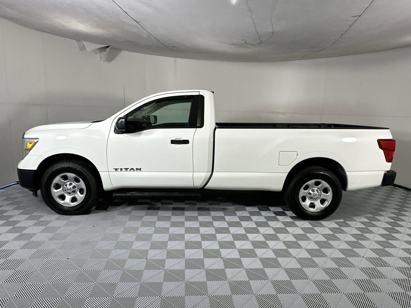 Used 2017 Nissan Titan S image 5