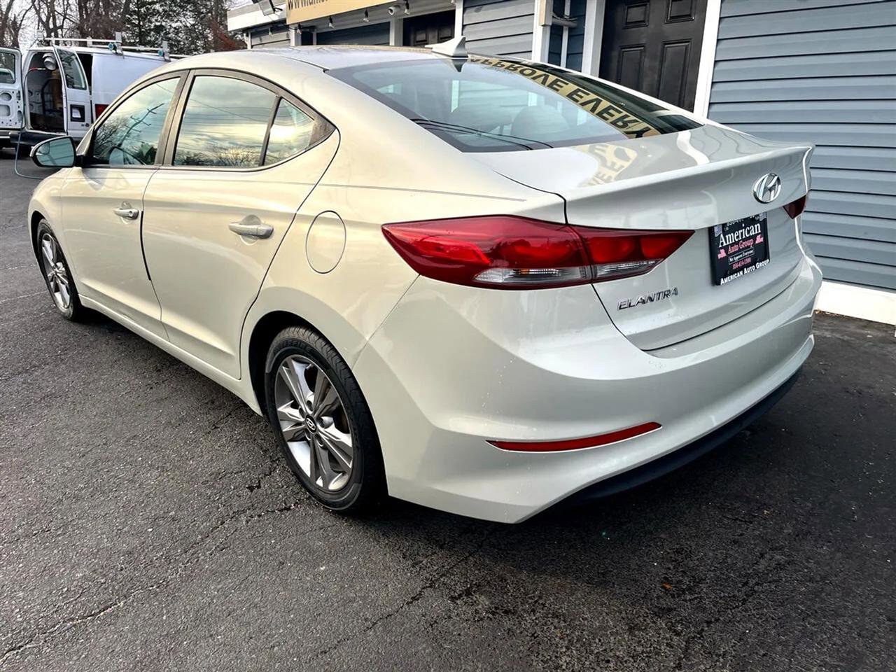 Used 2017 Hyundai Elantra SE image 4