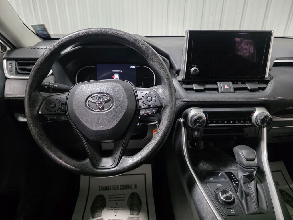 Used 2024 Toyota RAV4 LE AWD/4WD image 8