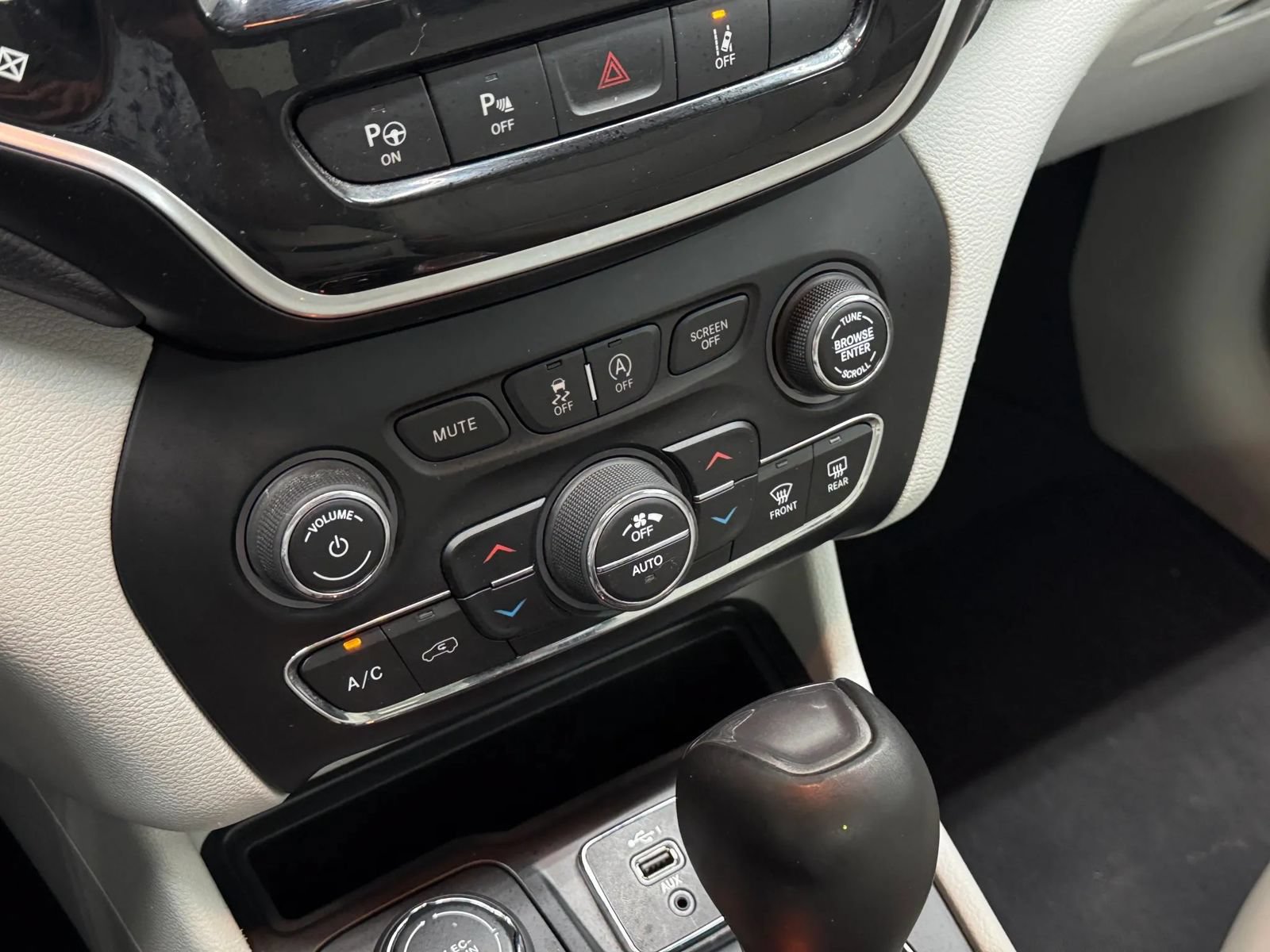 Used 2019 Jeep Cherokee Limited w/ Luxury Group AWD/4WD image 33
