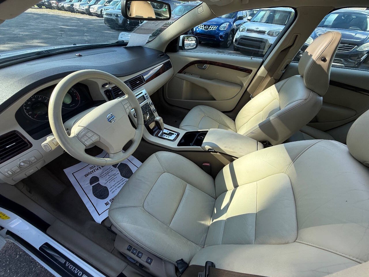 Used 2008 Volvo V70 FWD image 16