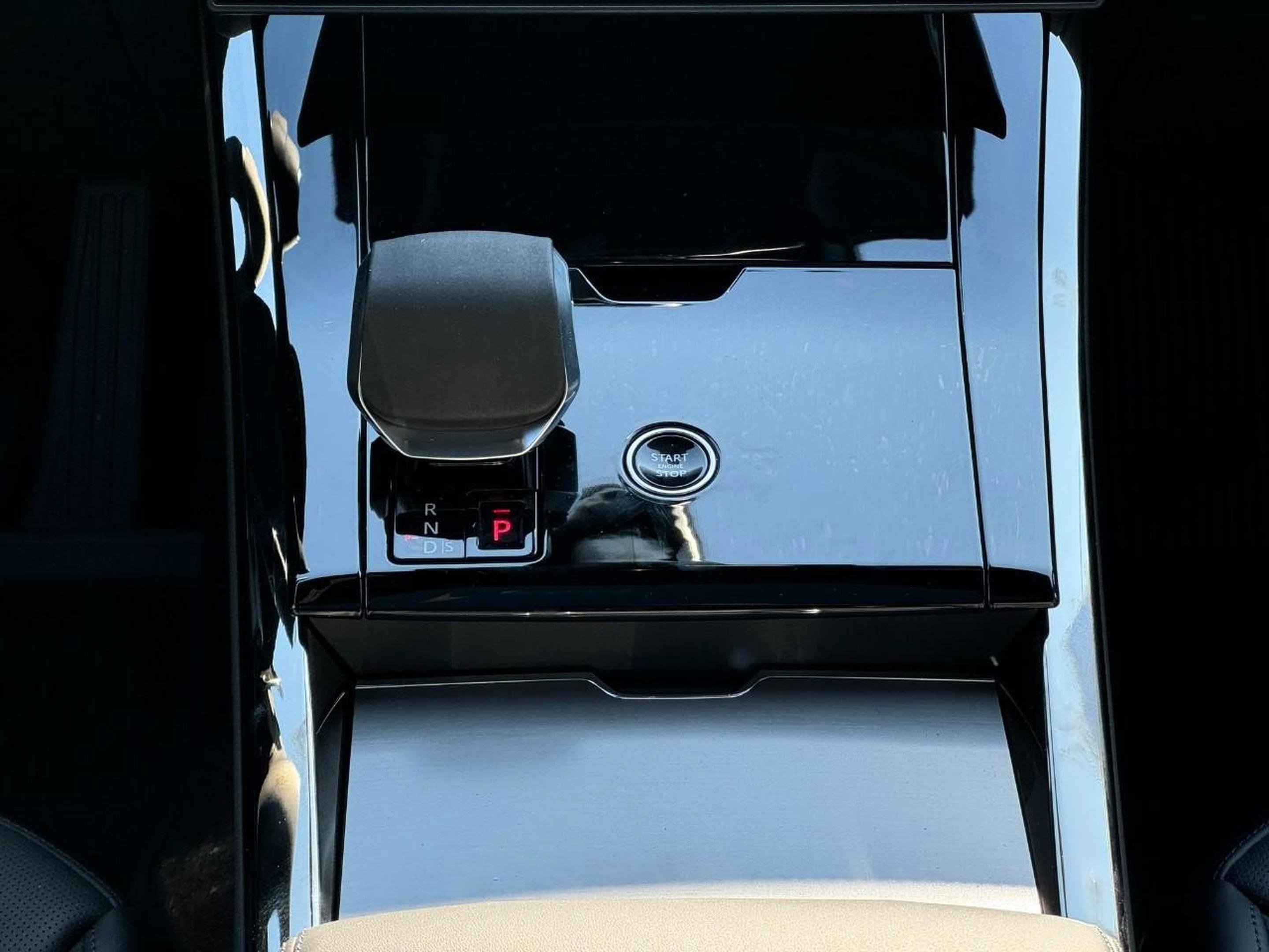 Used 2025 Land Rover Range Rover Sport SE image 16