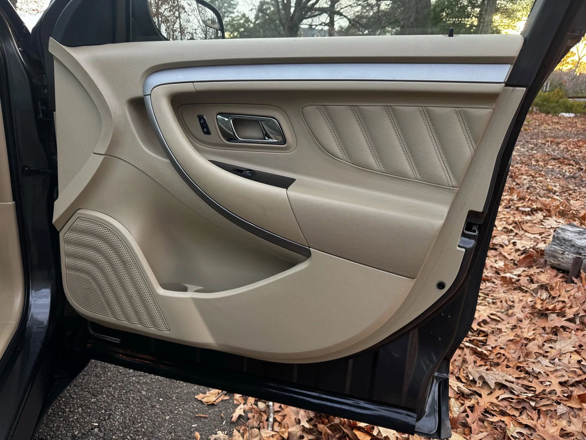 Used 2017 Ford Taurus SE image 11