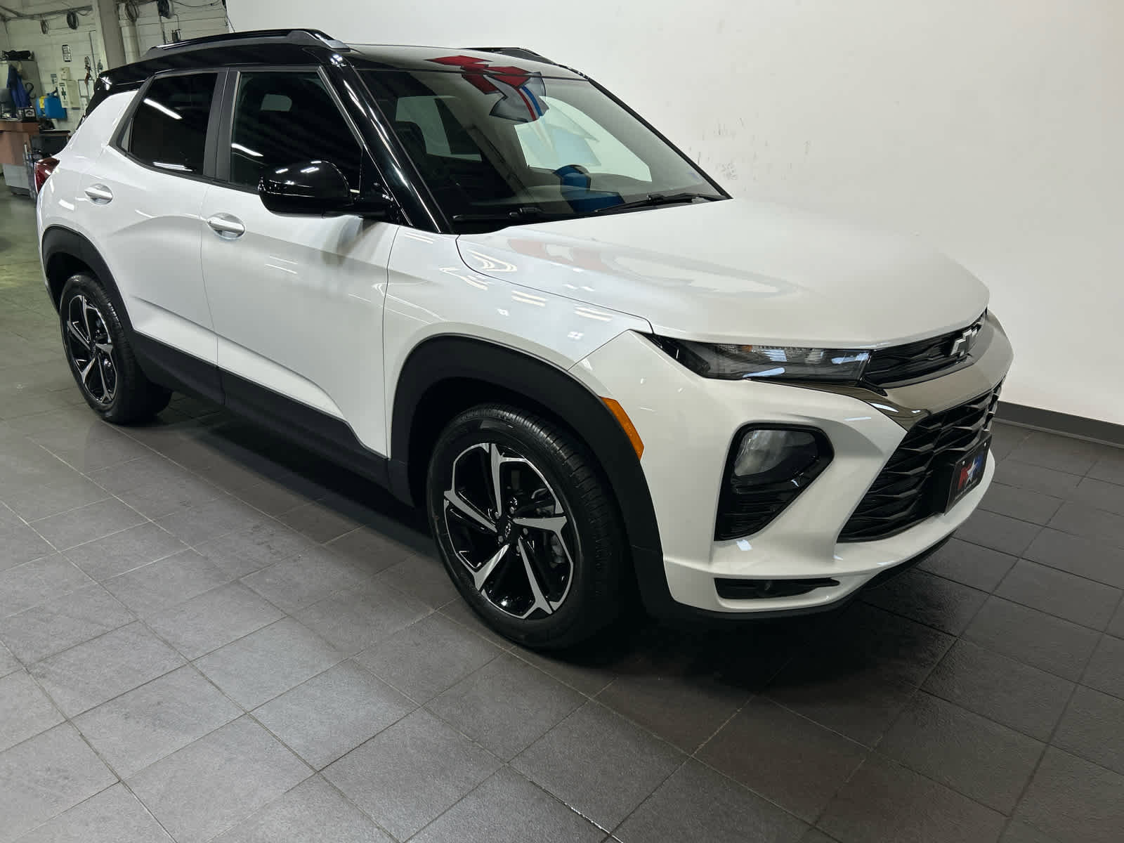 Used 2023 Chevrolet TrailBlazer RS w/ Sun and Liftgate Package FWD image 2