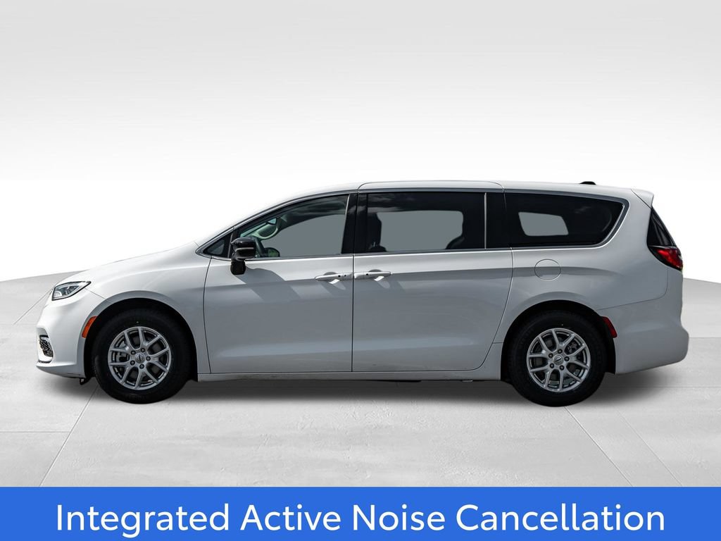 Used 2024 Chrysler Pacifica Touring-L FWD image 4