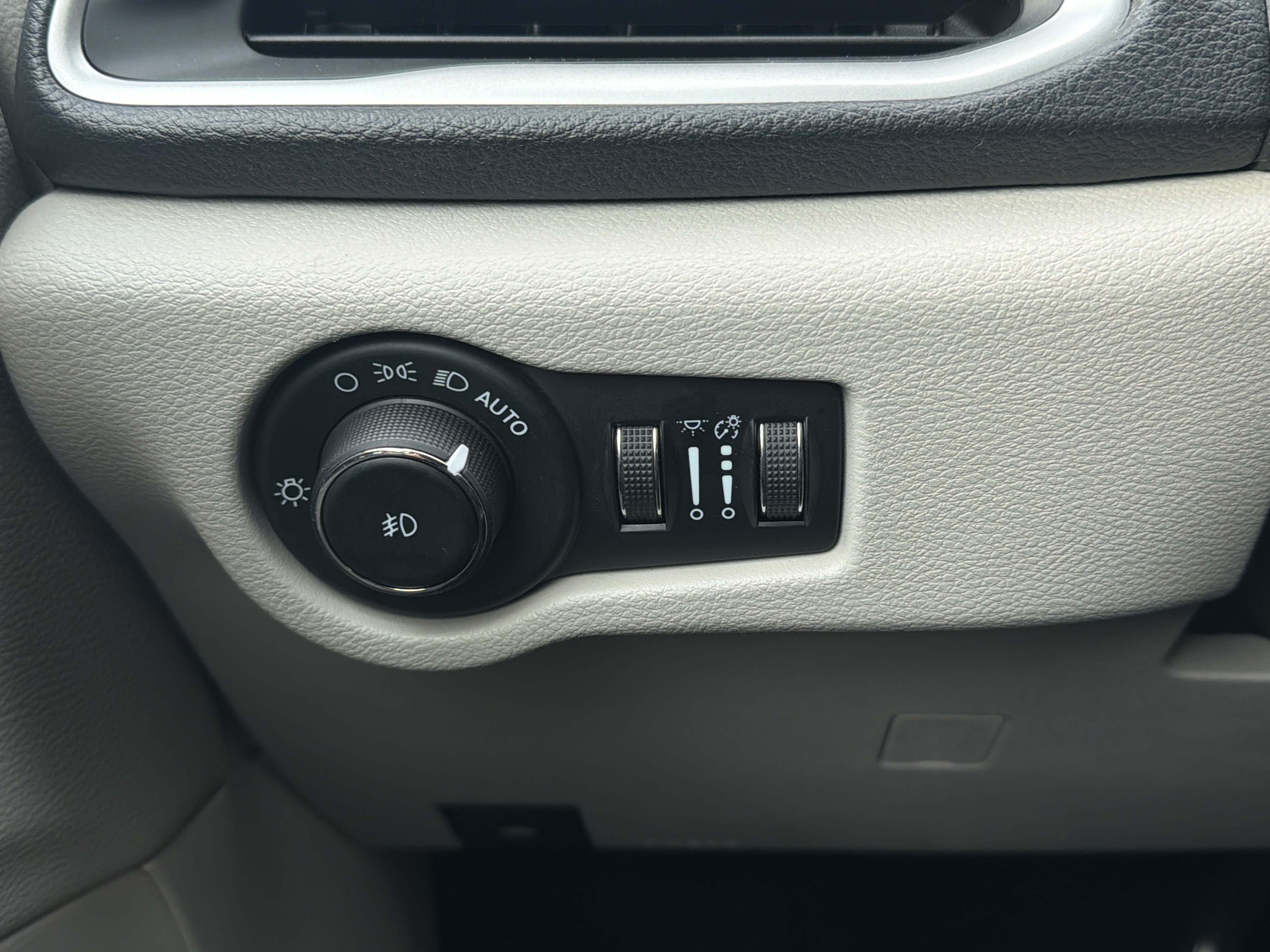 Used 2021 Chrysler Pacifica Touring-L FWD image 11