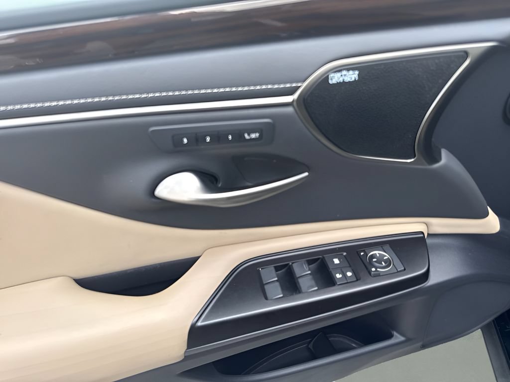 Used 2019 Lexus ES 300h w/ Accessory Package 2 FWD image 17