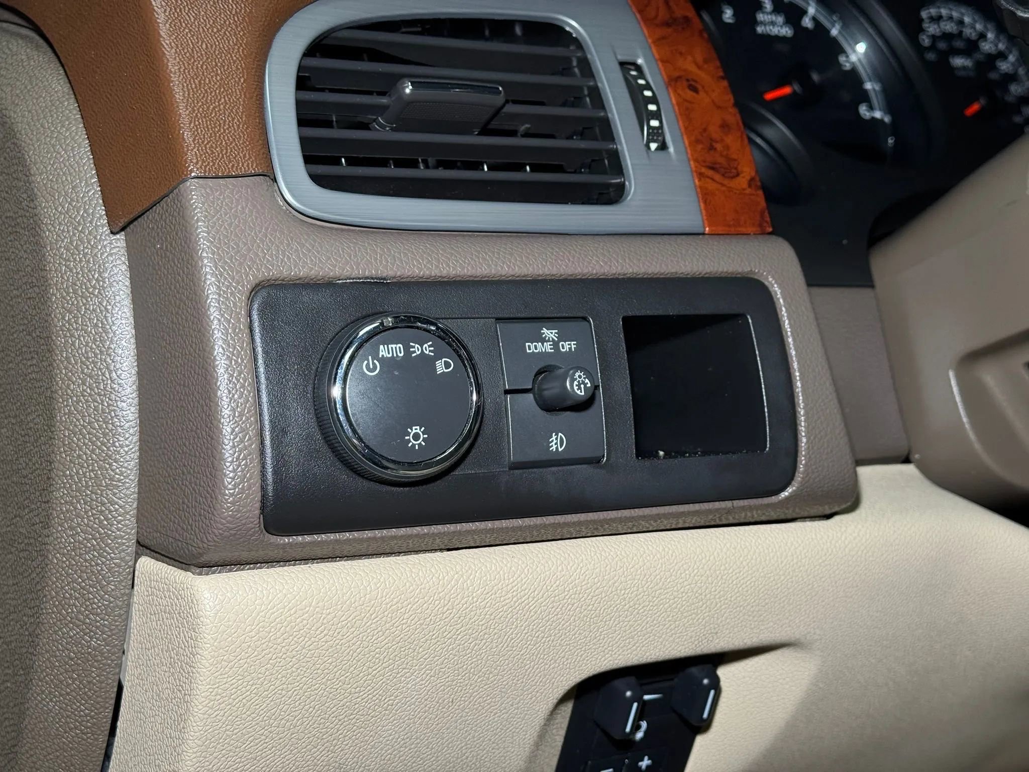 Used 2012 Chevrolet Suburban LTZ image 23