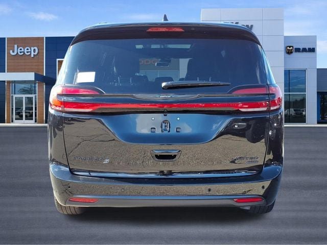 New 2026 Chrysler Pacifica Limited w/ S Appearance Package AWD/4WD image 5