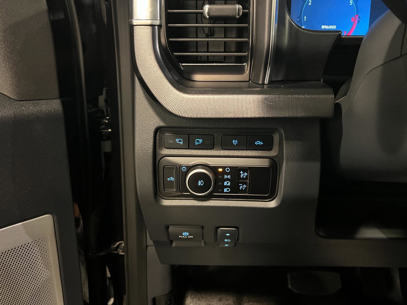 Used 2023 Ford F350 Platinum w/ Tremor Off-Road Package image 15