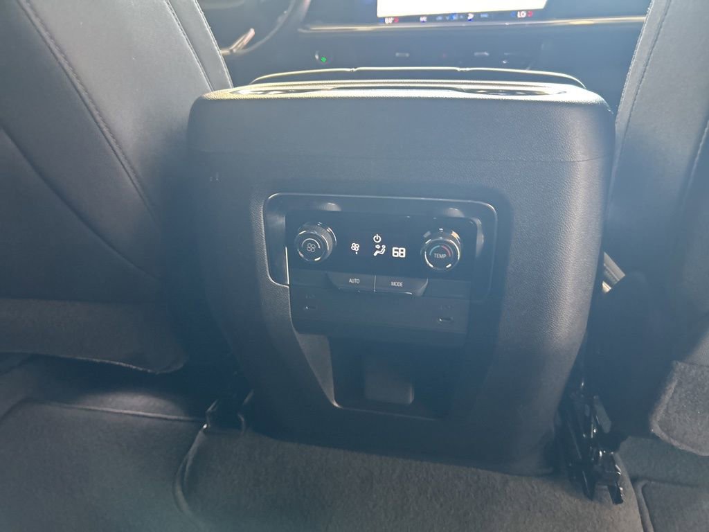 Used 2025 Chevrolet Suburban LS RWD image 29