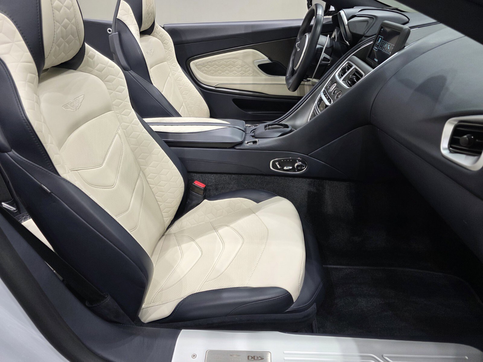 Used 2021 Aston Martin DBS Superleggera Volante image 22