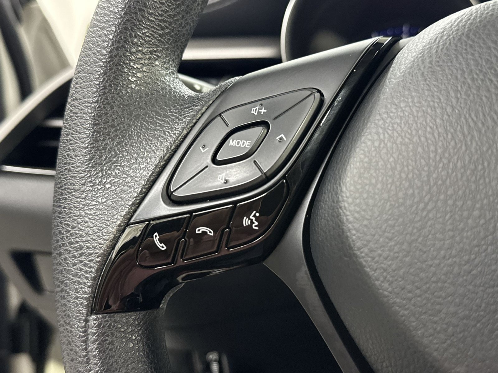 Used 2021 Toyota C-HR LE FWD image 44