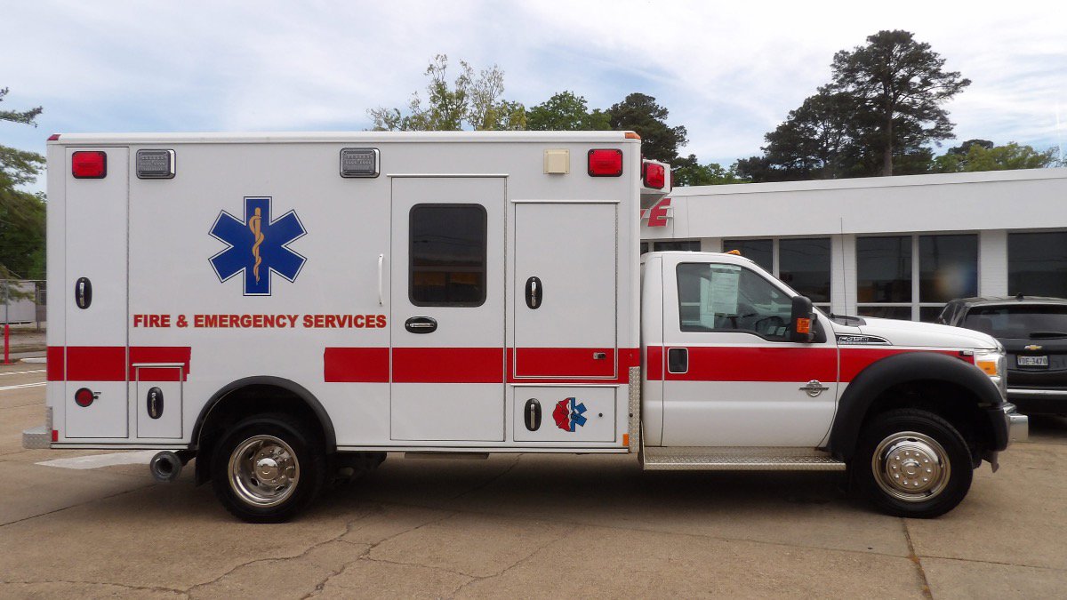 Used 2013 Ford F450 XLT w/ Ambulance Preparation Pkg RWD image 2