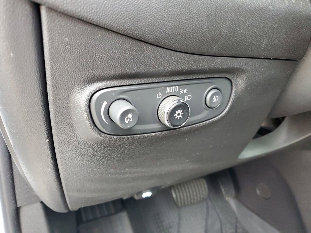 Used 2023 Chevrolet Equinox Premier image 11