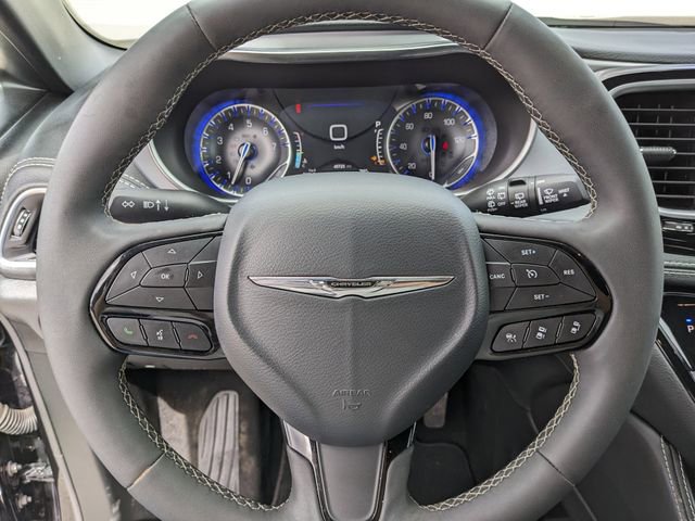 Used 2025 Chrysler Pacifica Limited image 37