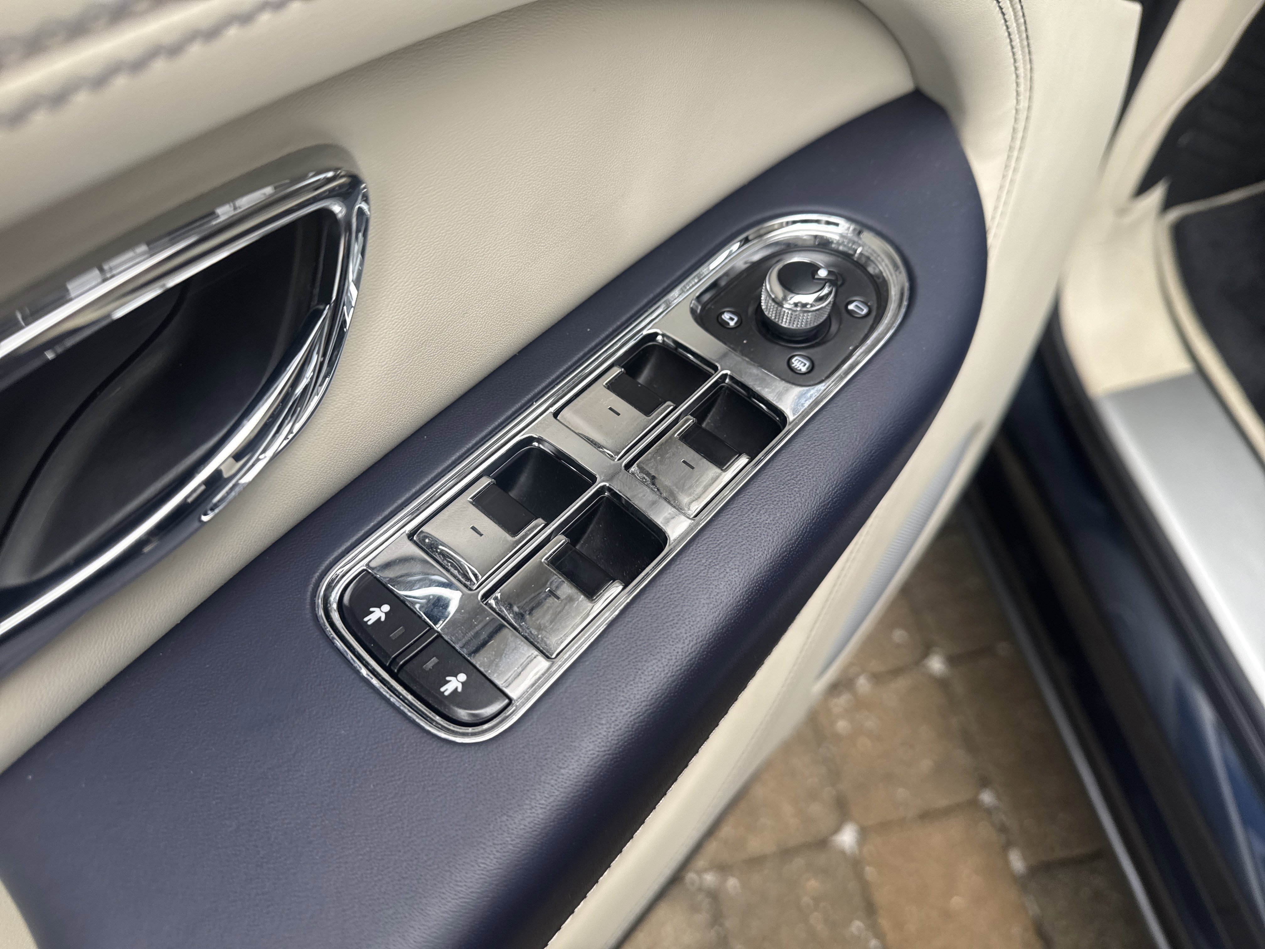 Used 2024 Bentley Bentayga Plug-In Hybrid image 12