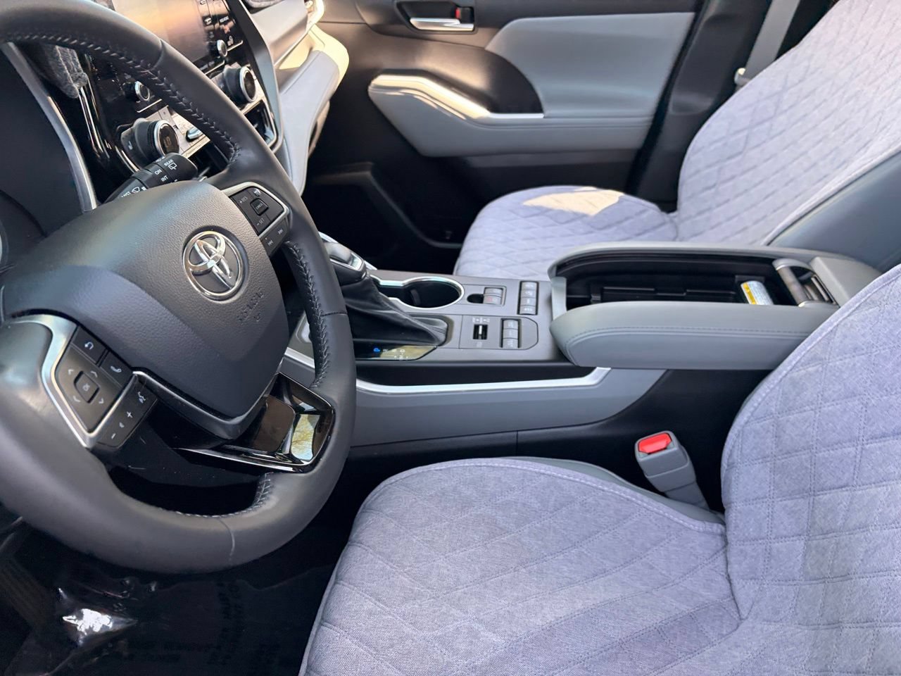 Used 2021 Toyota Highlander XLE AWD/4WD image 15