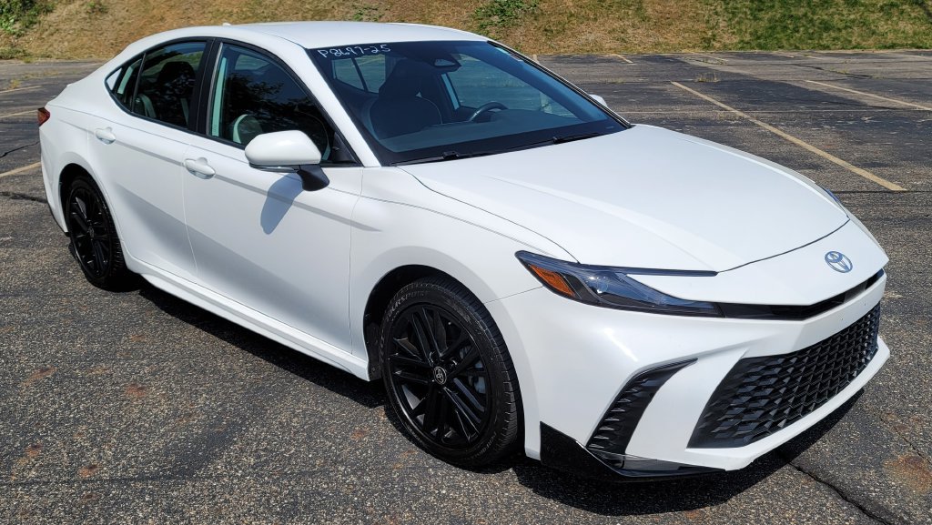 Used 2025 Toyota Camry SE FWD image 2
