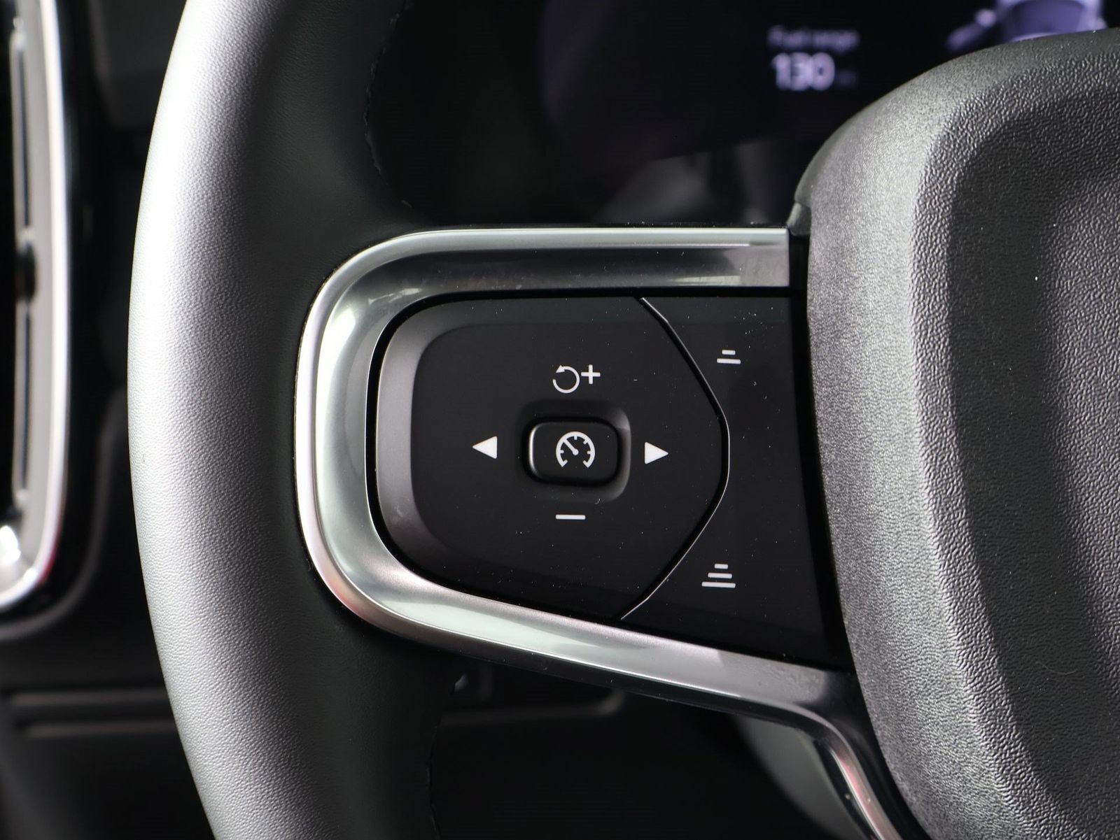 Certified 2025 Volvo XC40 B5 Plus AWD/4WD image 10