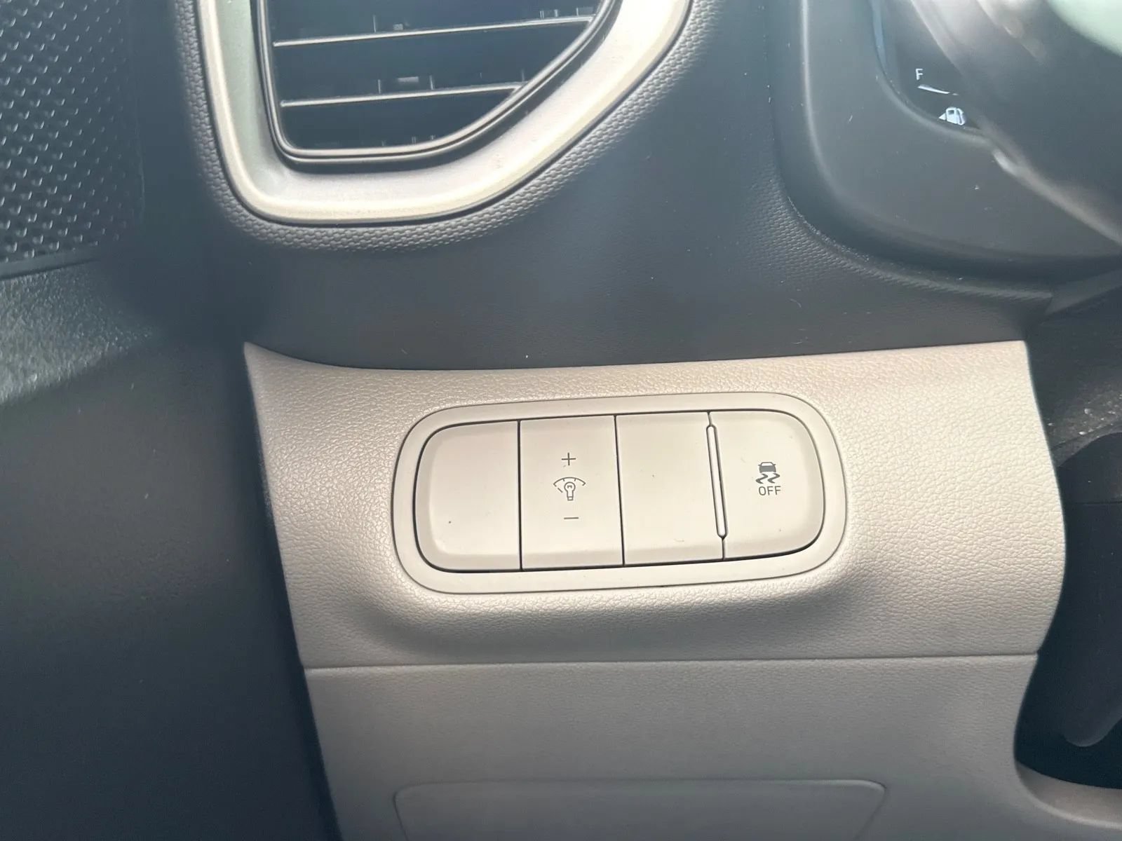 Used 2024 Hyundai Venue SEL FWD image 24