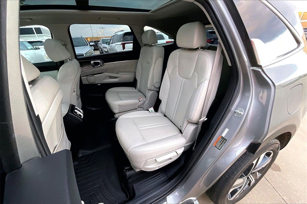Certified 2022 Kia Sorento SX Prestige w/ Panoramic Sunroof Package image 26
