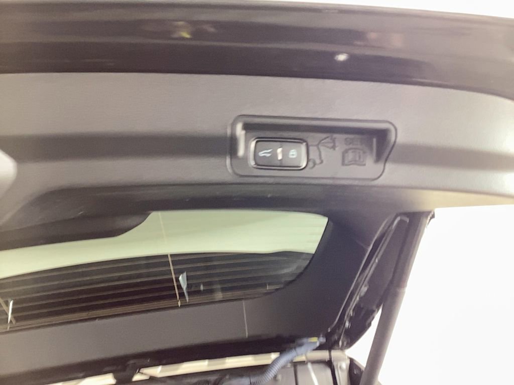 Used 2023 Ford Explorer XLT image 32