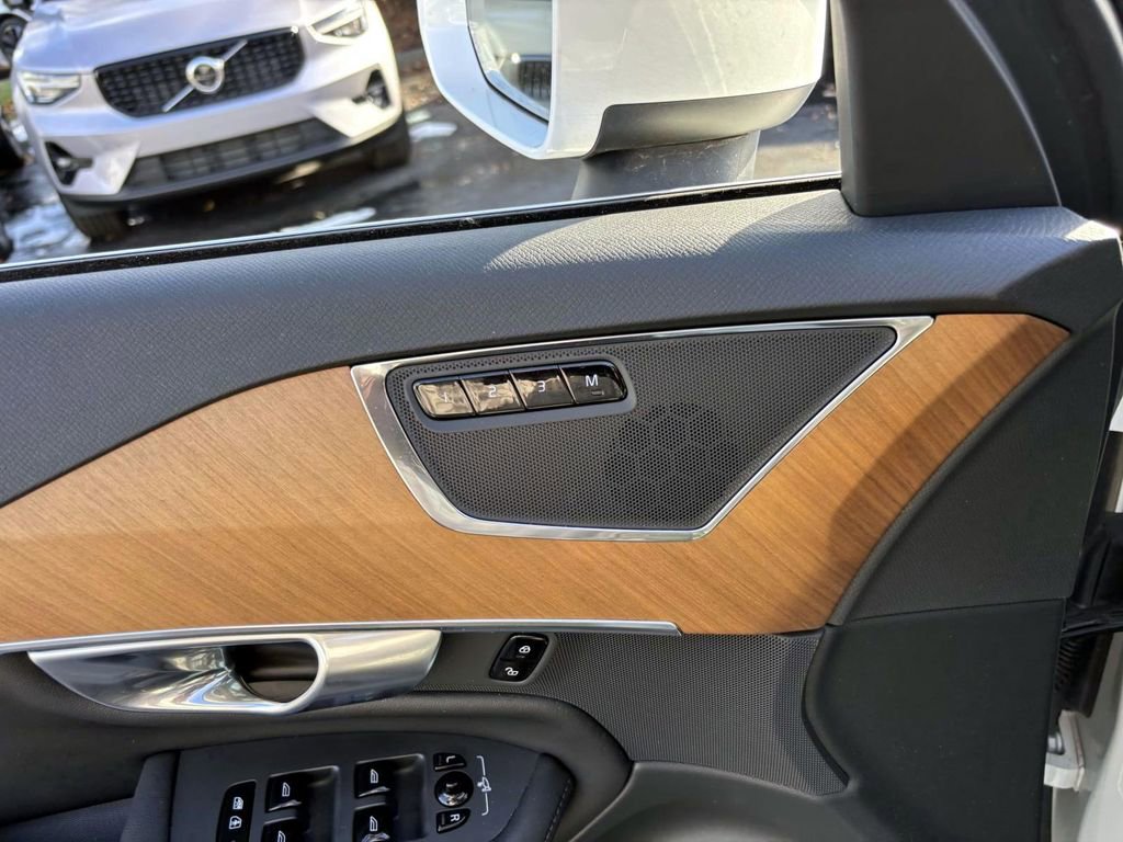 Used 2024 Volvo XC90 B6 Plus image 12