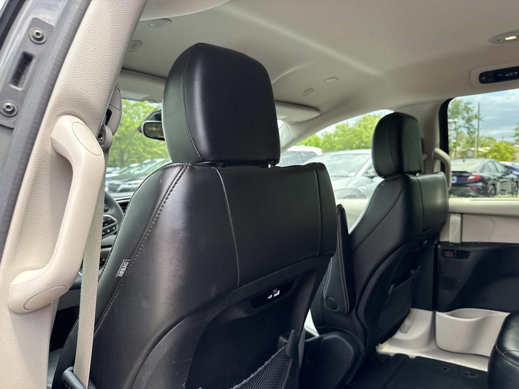 Used 2023 Chrysler Pacifica Touring-L FWD image 13