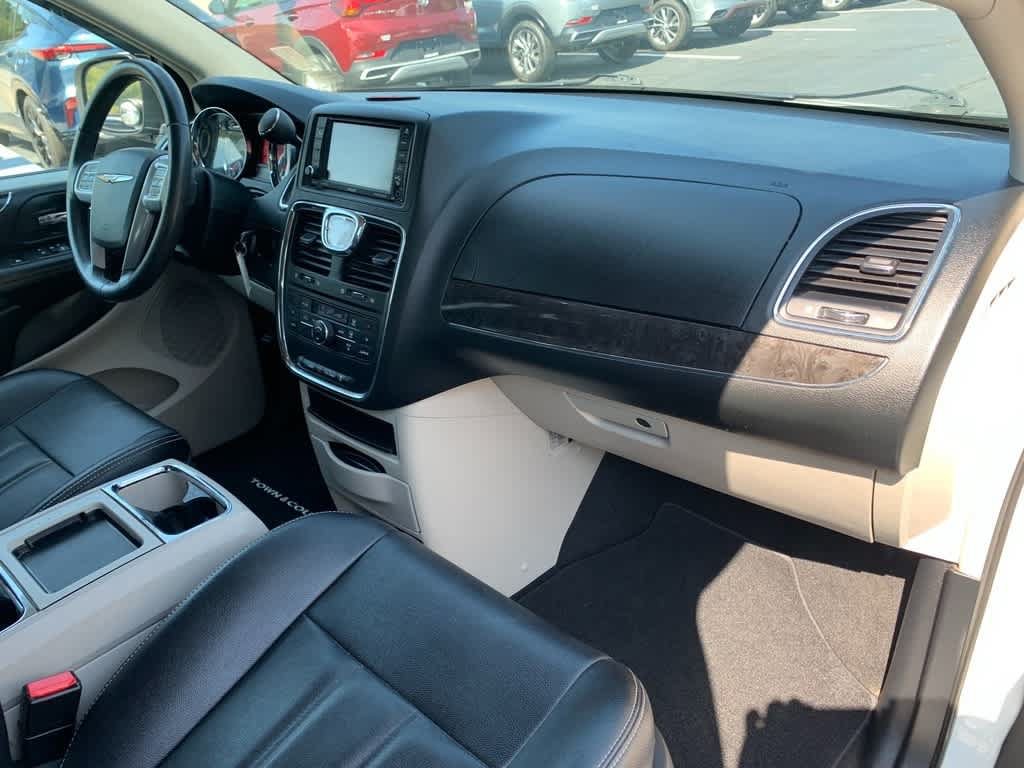 Used 2013 Chrysler Town & Country Touring FWD image 11