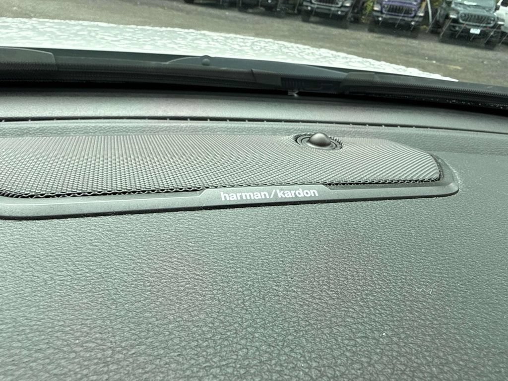 Used 2019 RAM 1500 Laramie AWD/4WD image 18