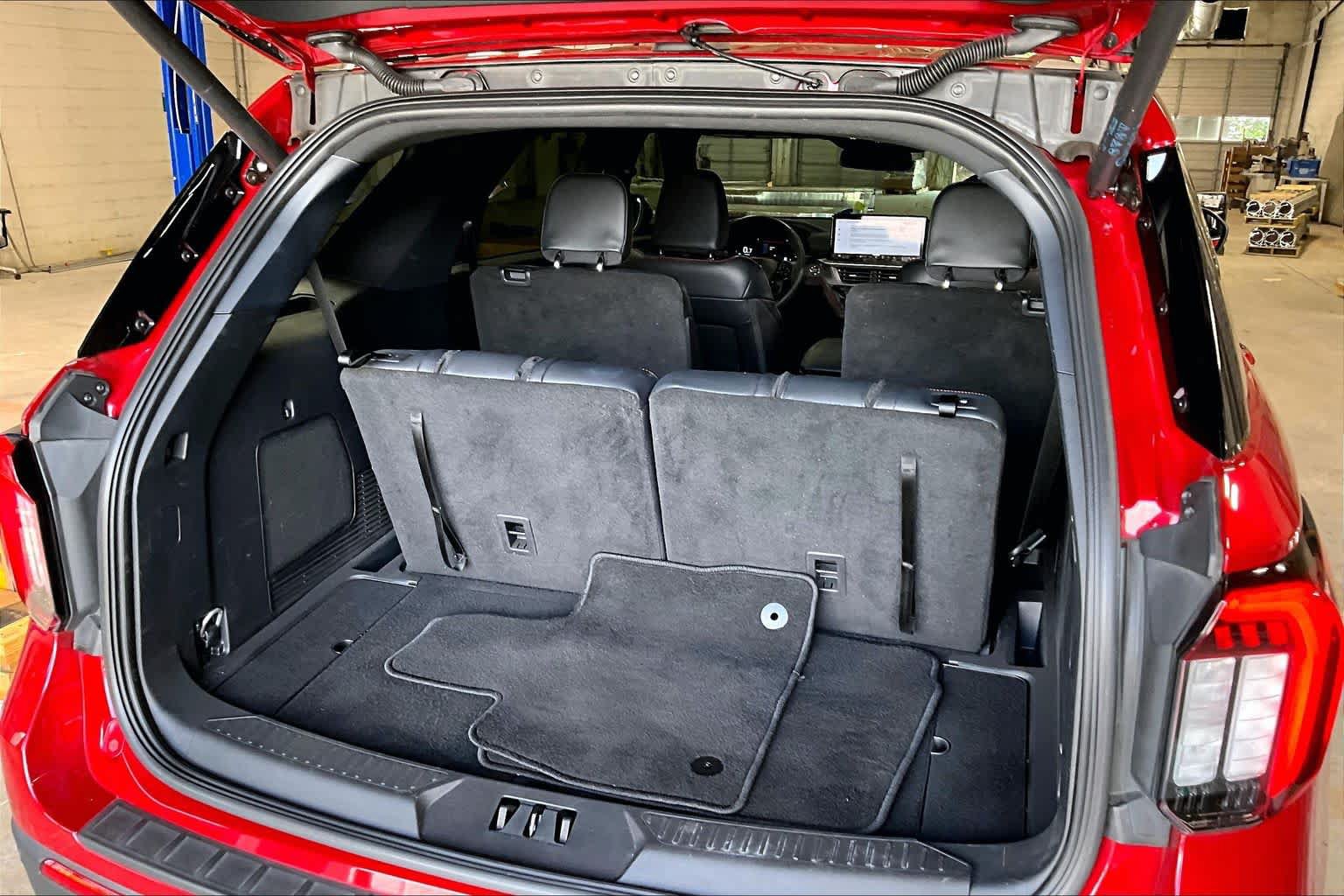 Certified 2025 Ford Explorer ST-Line w/ Premium Package RWD image 32
