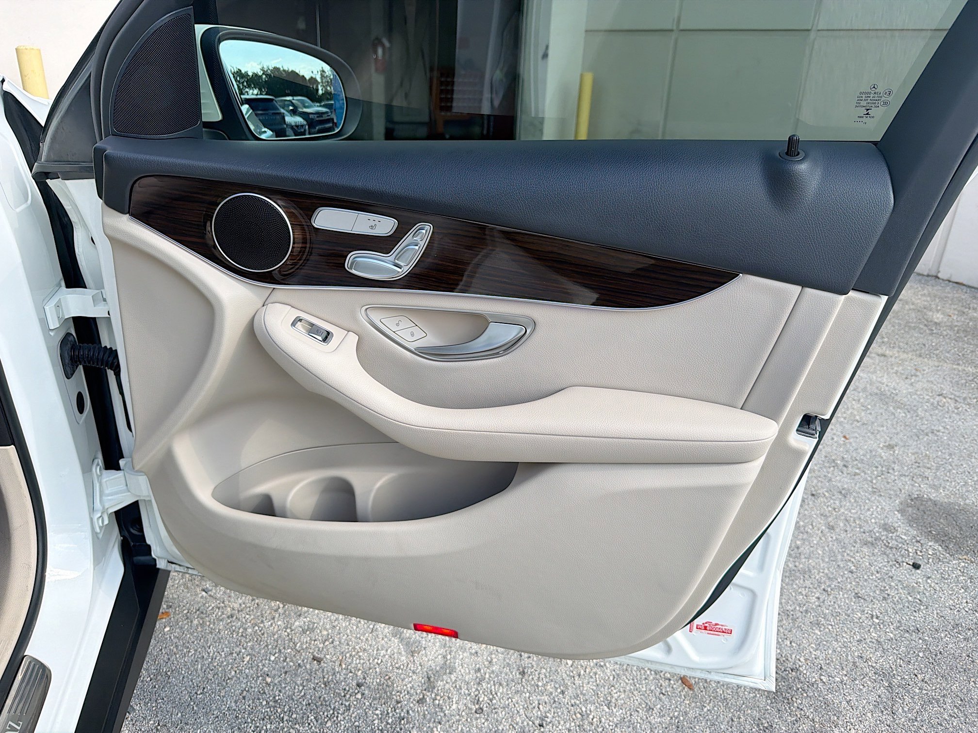 Used 2022 Mercedes-Benz GLC 300 w/ Premium Package Lite image 32