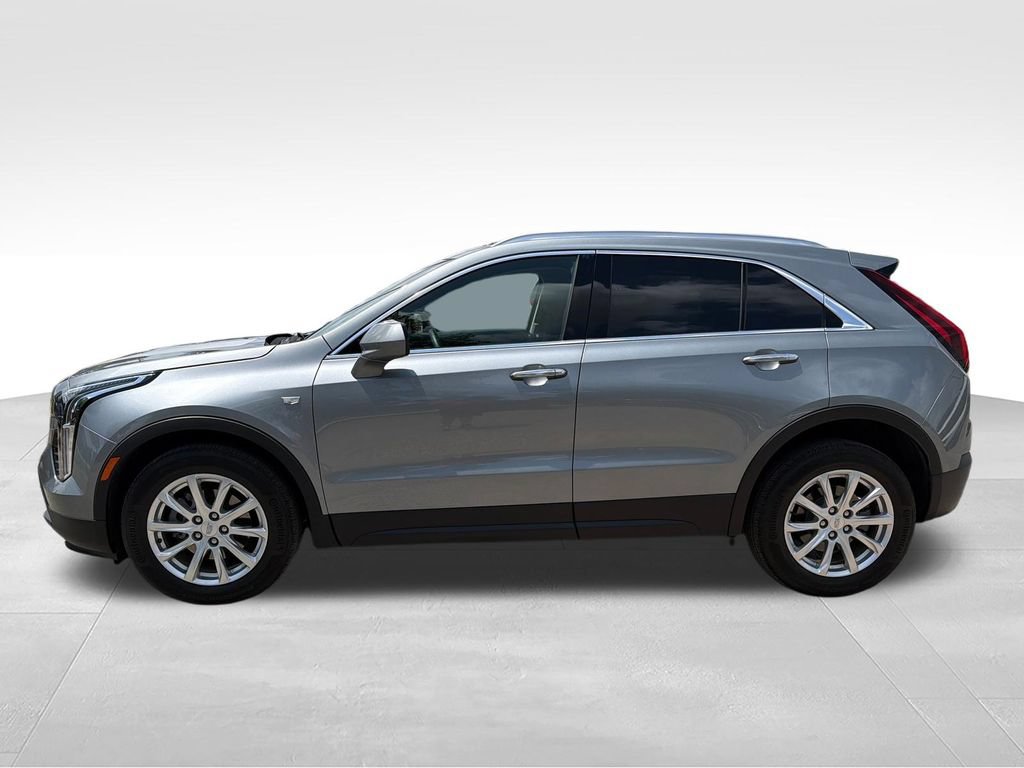Used 2023 Cadillac XT4 Luxury w/ Cold Weather Package FWD image 2