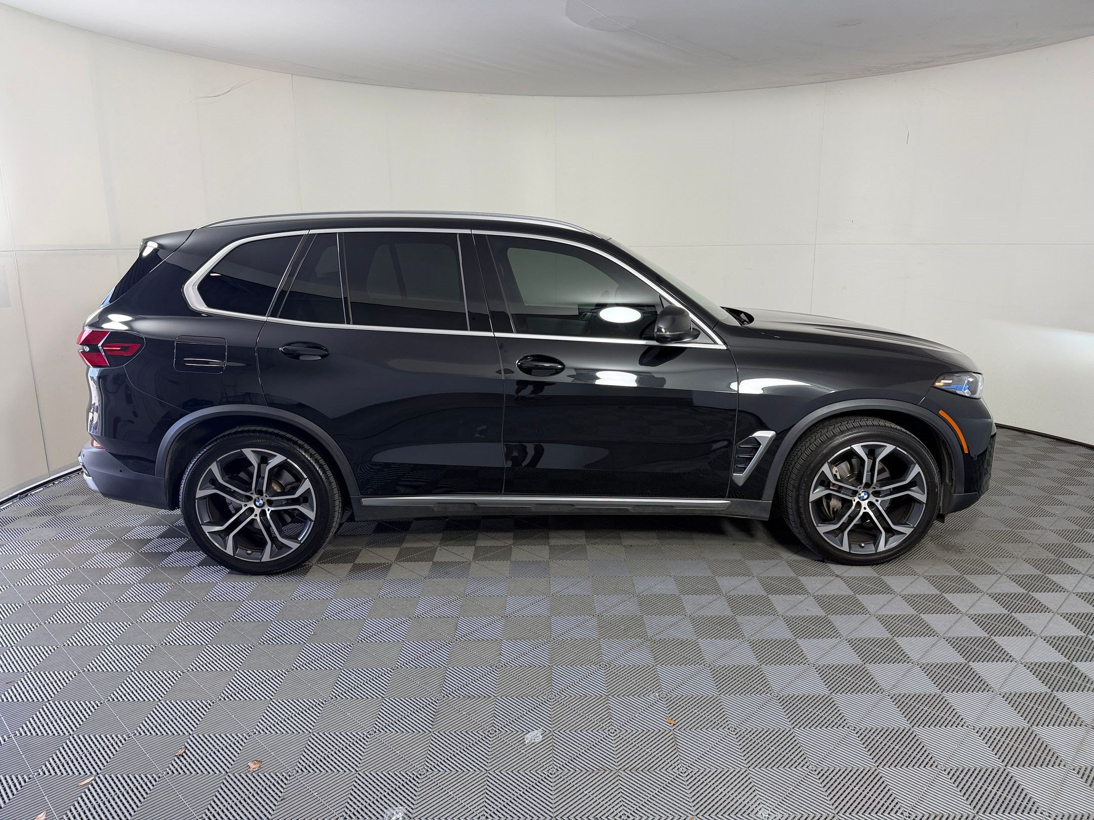 Used 2024 BMW X5 xDrive40i w/ Premium Package AWD/4WD image 8