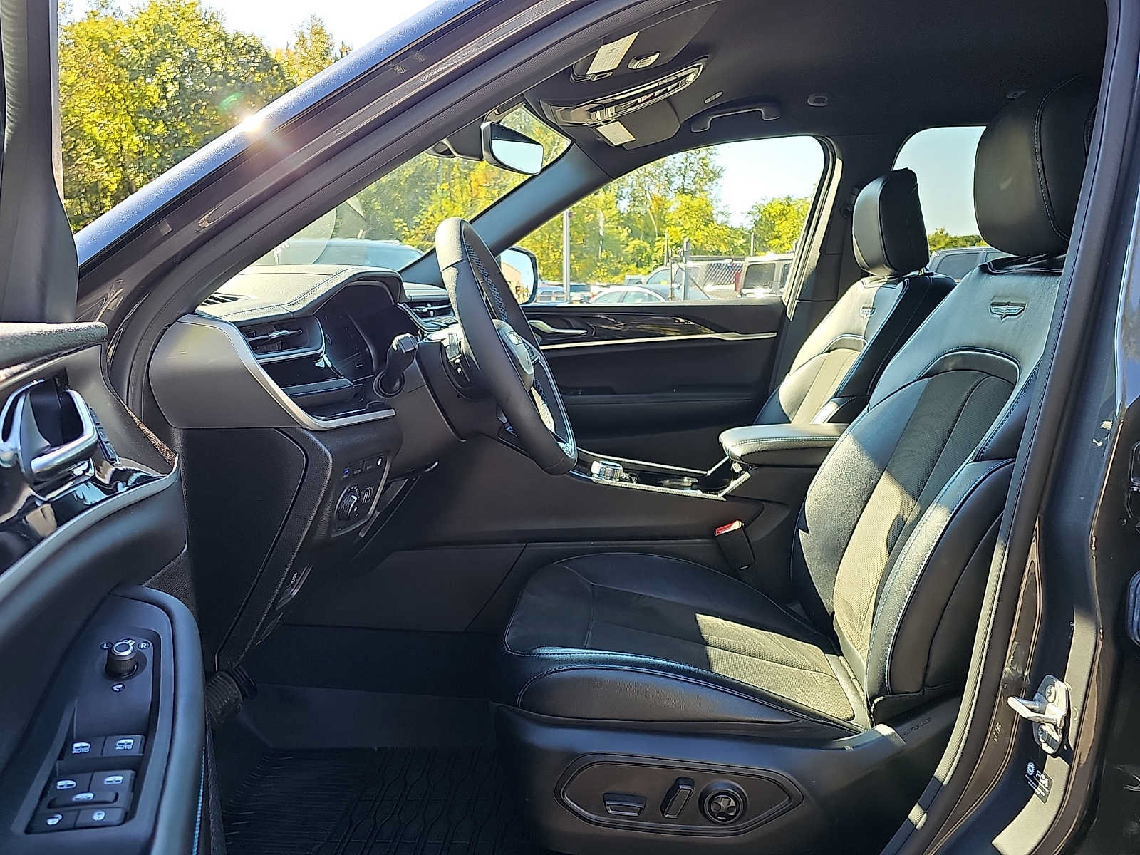 Used 2022 Jeep Grand Cherokee Trailhawk AWD/4WD image 14