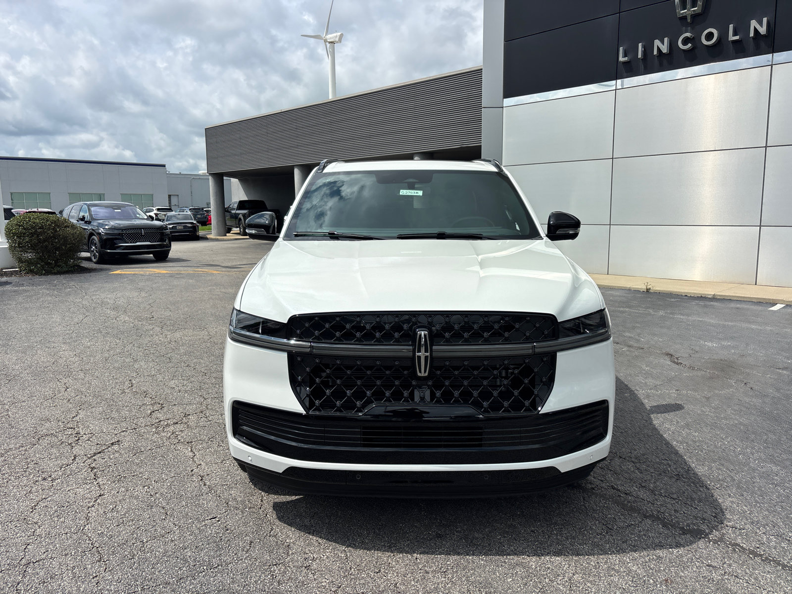 New 2027 Lincoln Navigator Reserve w/ Jet Appearance Package AWD/4WD image 2