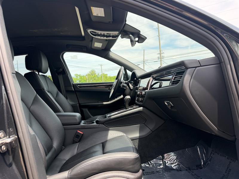 Used 2025 Porsche Macan Turbo AWD/4WD image 29