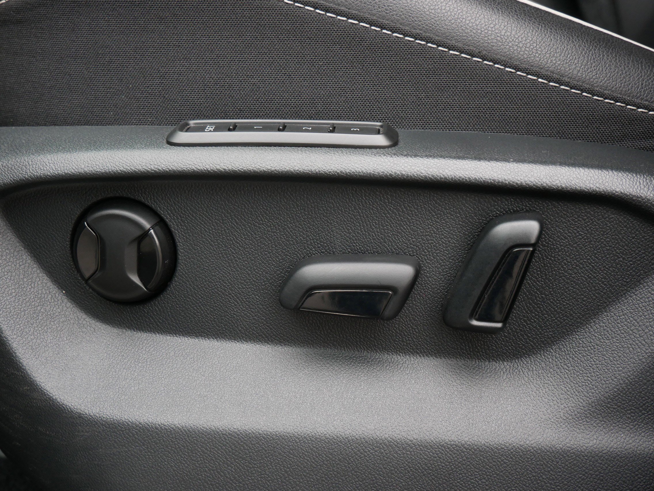 Used 2022 Volkswagen Tiguan SEL R-Line image 19