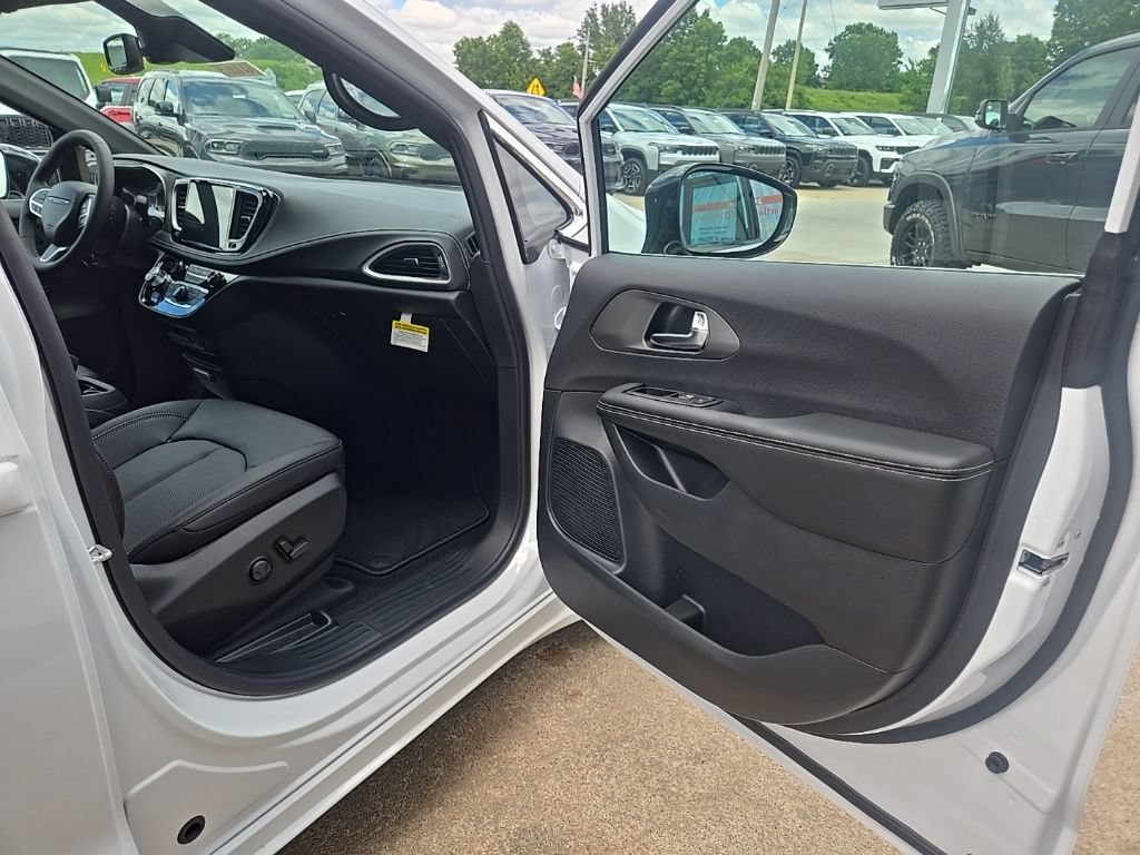 New 2027 Chrysler Pacifica Select w/ Family Tech Group FWD image 78