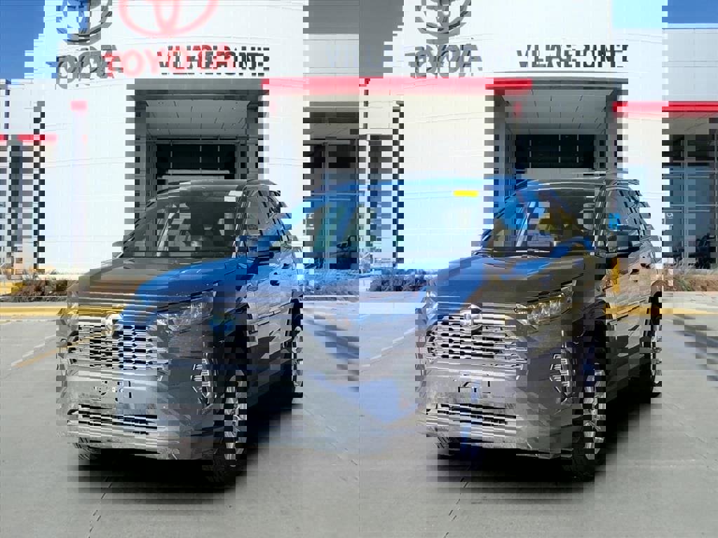 Used 2020 Toyota RAV4 LE image 1