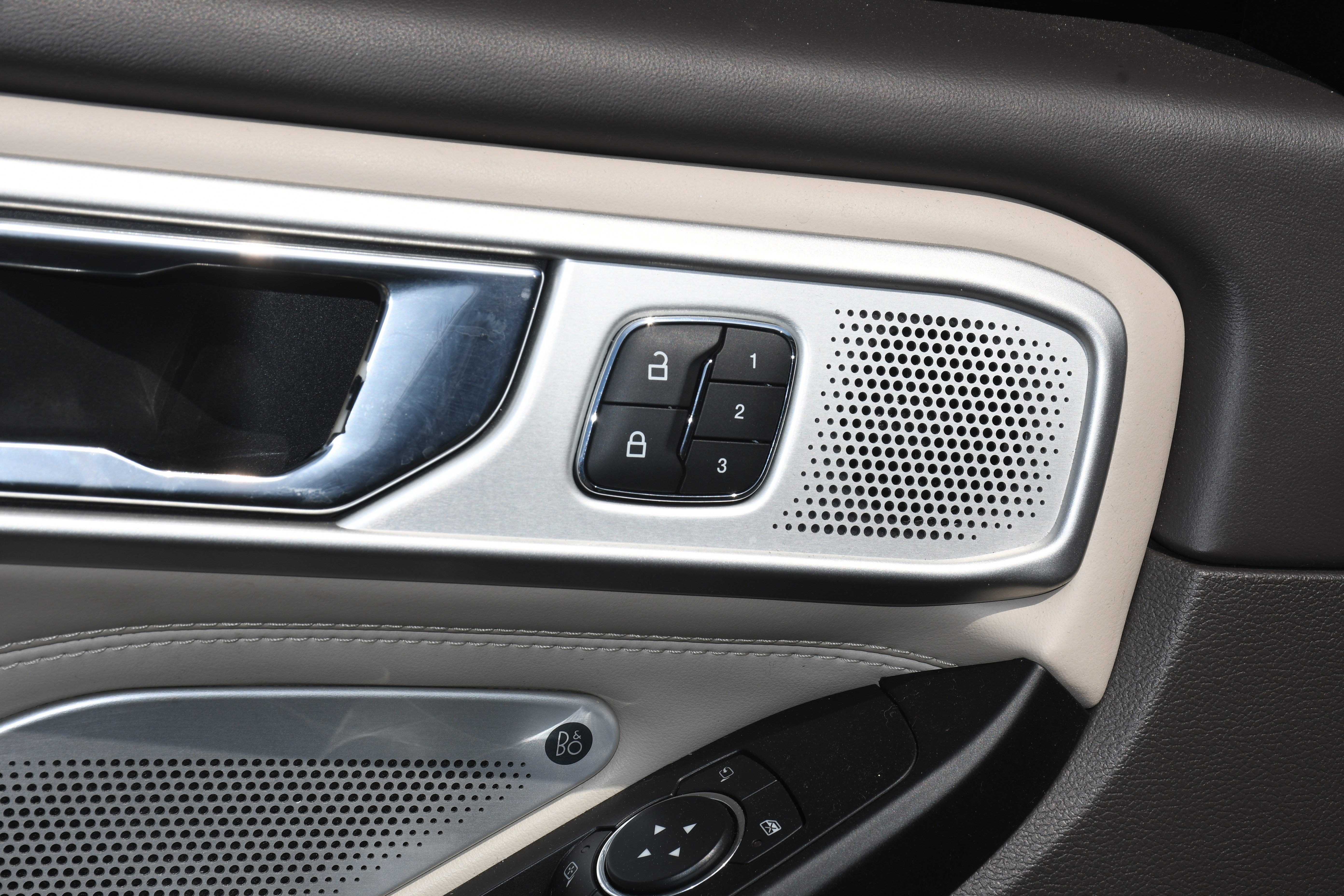 Used 2020 Ford Explorer Platinum w/ Premium Technology Package image 12