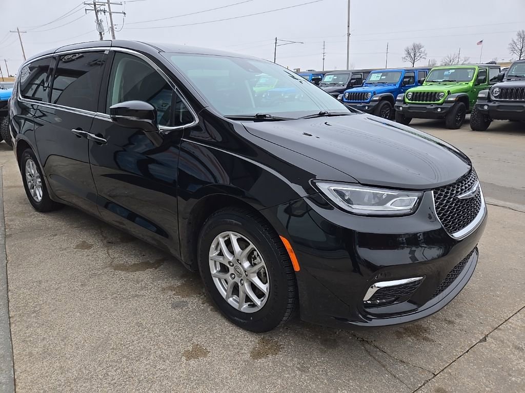 Used 2024 Chrysler Pacifica Touring-L image 13