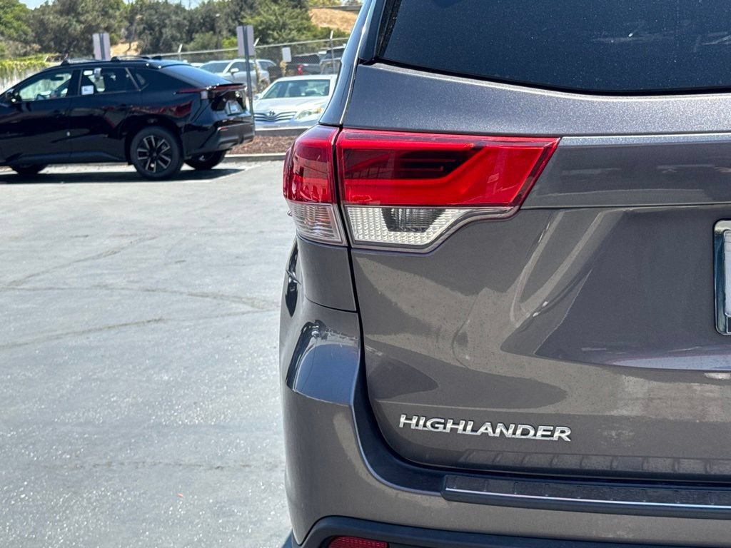 Certified 2019 Toyota Highlander Plus w/ Carpet Mat Package (TMS) AWD/4WD image 14
