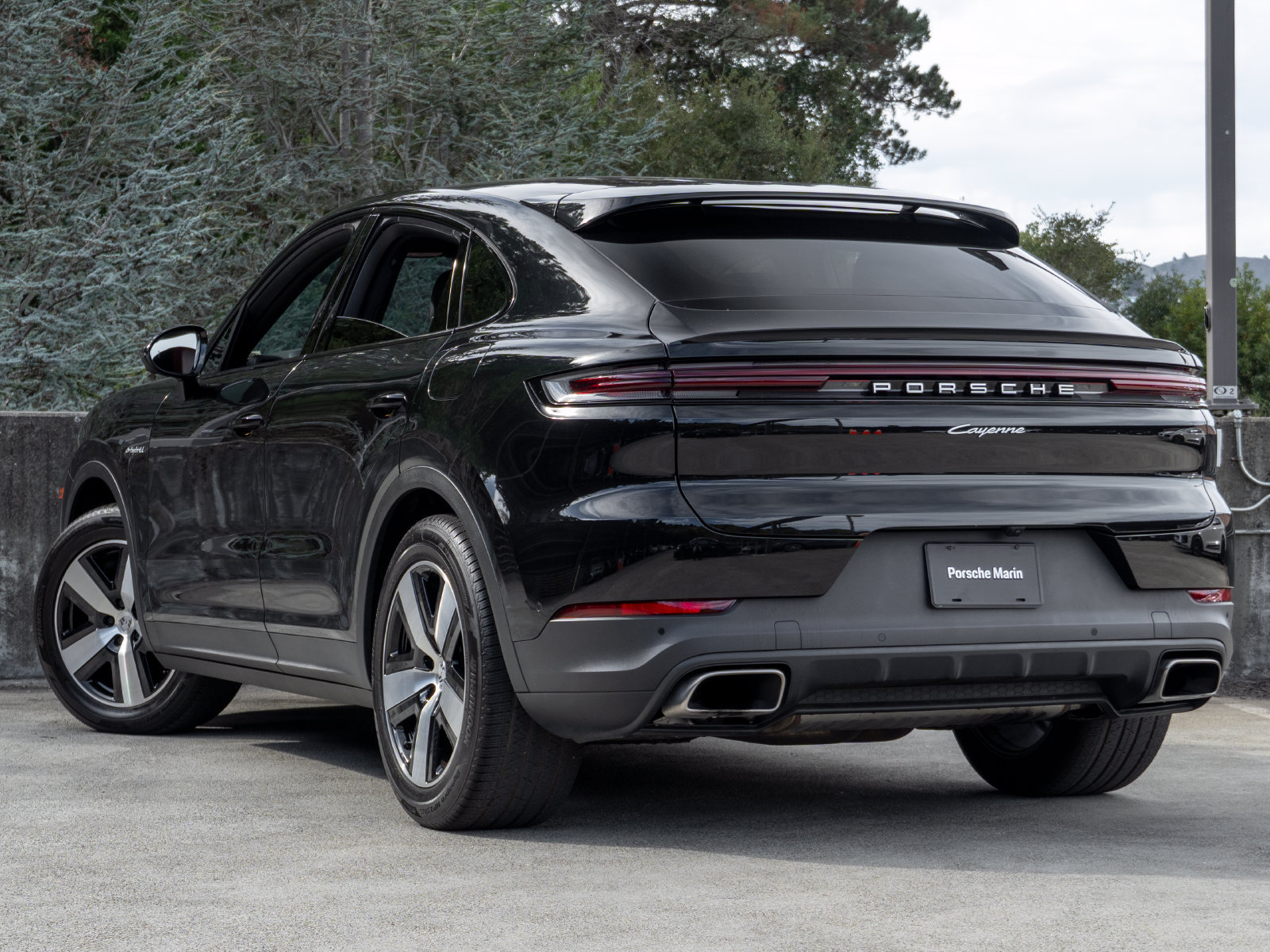 Certified 2025 Porsche Cayenne E-Hybrid Coupe w/ Premium Package Plus AWD/4WD image 3
