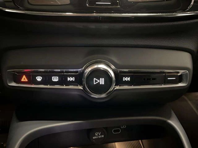 Used 2025 Volvo XC40 B5 Plus image 25